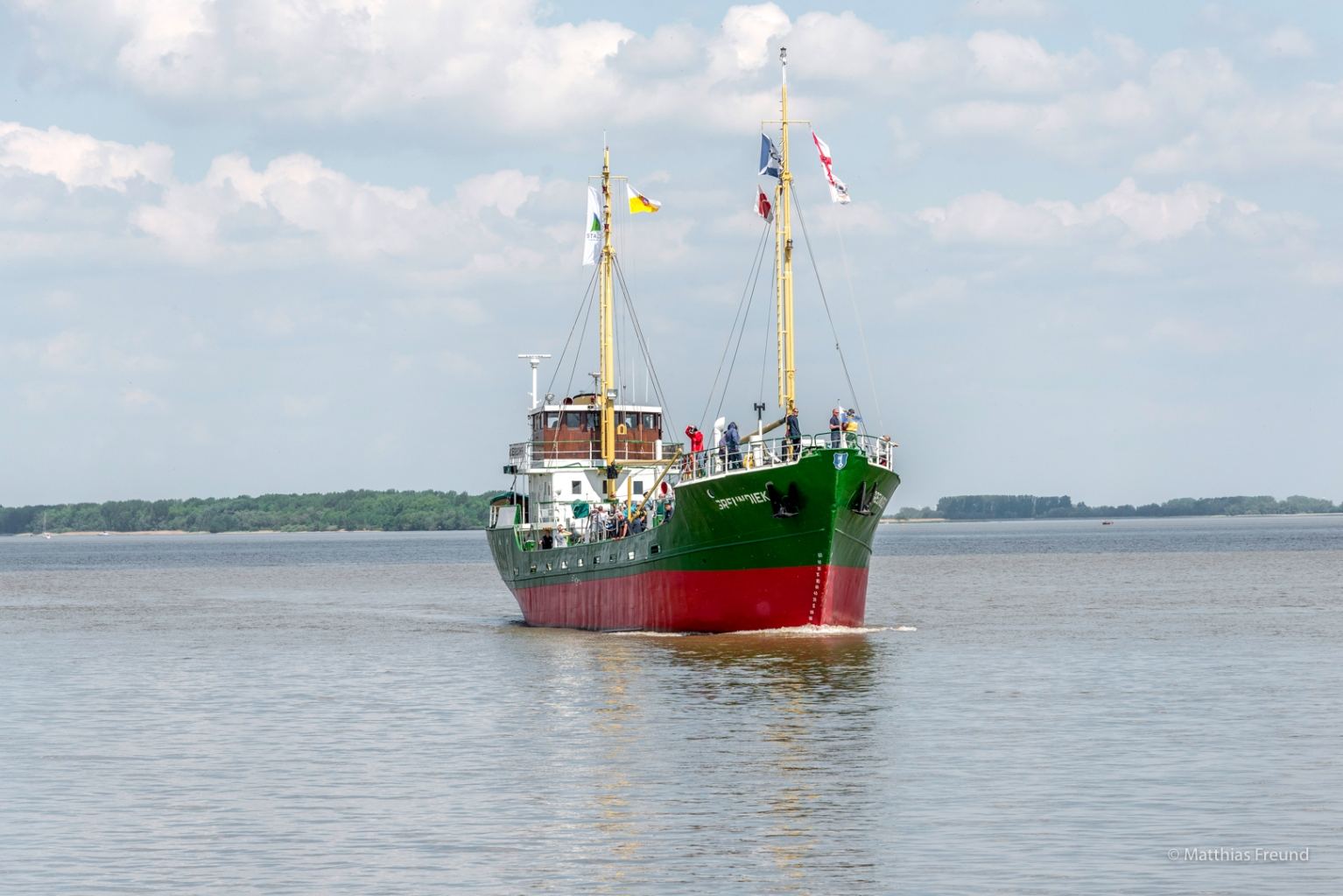 Die Greundiek von vorn auf der Elbe, Gäste an Deck